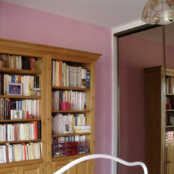 Décoration du mur, badigeon de chaux vieux rose