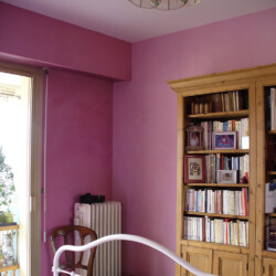 Décoration du mur, badigeon de chaux deux nuances de roses