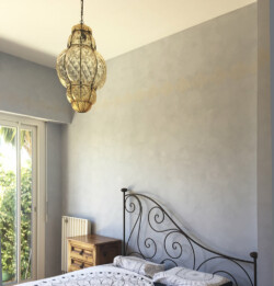 Décoration des murs d'une chambre en badigeons de chaux gris