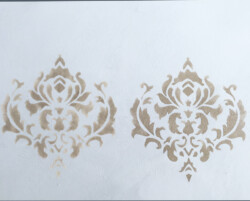 Décors au pochoir, sur fond gris bleu à la chaux