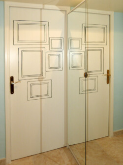 Décors couloir portes et murs, cadres photos peint à la main reflets dans le miroir