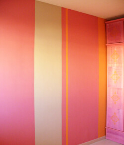 Décoration mur, rayures bayadères de couleurs vives