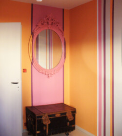 Décoration mur et miroir, rayures bayadères de couleurs vives