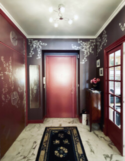 Hall d'entrée avec un décor floral de nacre et d'argent au pochoir