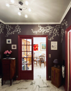 Décor mural fleurs de cerisier au pochoir de nacre et d'argent