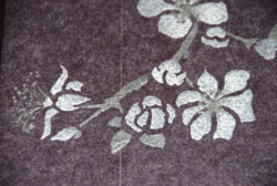Détail du décor mural floral, pochoir de nacre et d'argent