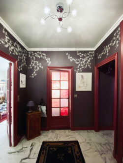 Décor mural floral au pochoir de nacre et d'argent et porte-vitrail colorée