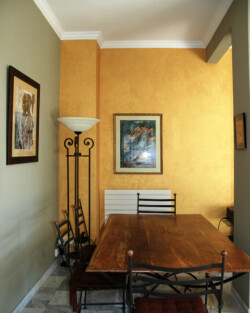 Décoration des murs d'une salle de séjour, teinte poussière et or irisé