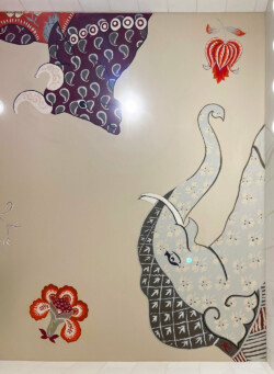 Décor ornementale, éléphant, buffle, fleurs au plafond